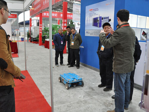航發(fā)參加2015中國西部國際裝備制造業(yè)博覽會-技術人員向觀眾講解產品-2.jpg